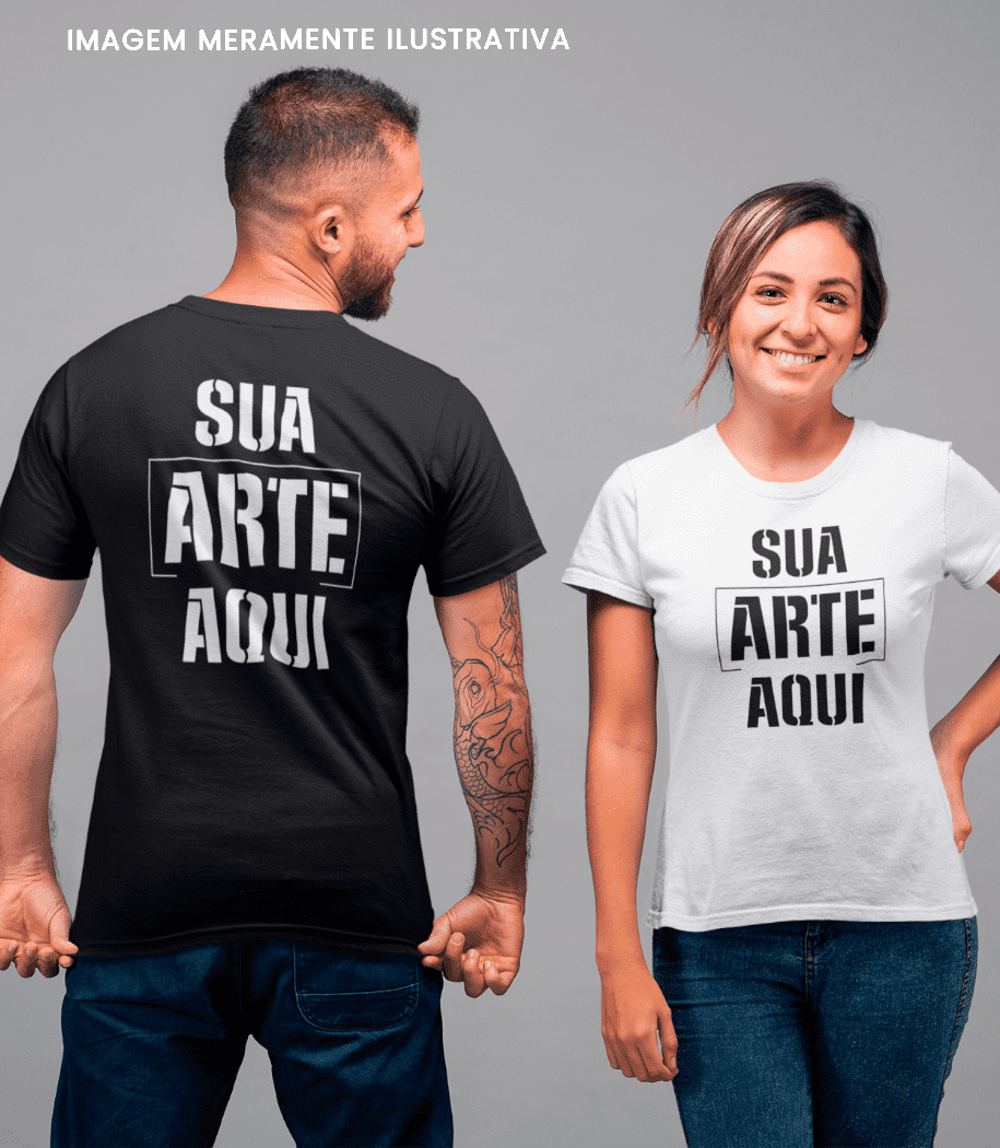 Casal com camisetas personalizadas